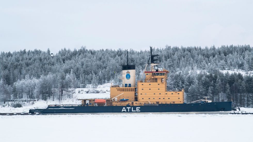 Sjöfartsverkets isbrytare Atle vid kaj i hamnen i Luleå. Arkivbild.
