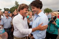 Kanadas premiärminister Justin Trudeau med sin kampanjchef Stephen Bronfman (vänster). Arkivbild.