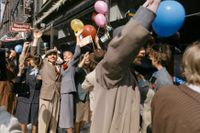 Då fanns en framtidstro. Bild ur tv-serien ”Någonstans i Sverige” vid en scen där Janne ”Loffe” Carlssons och Monica Zetterlunds rollfigurer firar fredsdagen 1945 på Kungsgatan i Stockholm.