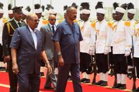 I gott sällskap. Eritreas diktator Isaias Afwerki (t.h) under ett statsbesök 2014 hos Sudans president, den internationellt efterlyste Omar al-Bashir (t.v.).