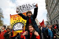 Stor demonstration i centrala London för högre lärarlöner. Lärare i ungefär en tredjedel av skolorna i England och Wales deltar i den första nationella strejken på 21 år. Det innebär att cirka 8000 skolor är delvis eller helt stängda.
