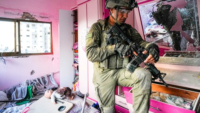 En Israleisk soldat i ett lägenhetshus i Gaza.