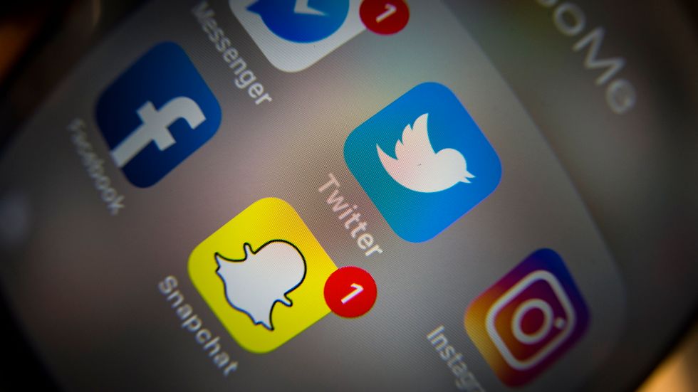 Messenger, Twitter, Instagram, Facebook och Snapchat – det finns många plattformar för partierna att välja mellan. Arkivbild.