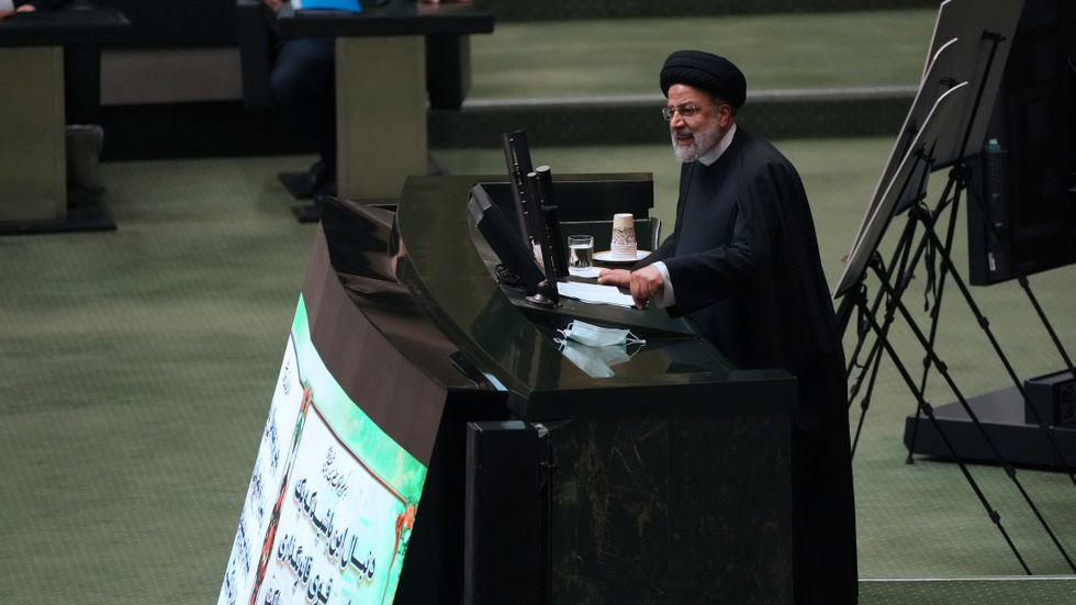 Irans regim är skakad av protesterna. På bilden talar president Ebrahim Raisi, som i styret är underordnad Ali Khamenei, i parlamentet i januari.