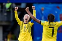 Sveriges resa mot VM-bronset inleddes med 2–0-segern mot Chile. Här ses lagkaptenen Caroline Seger jubla åt Madelen Janogys första landslagsmål i tävlingssammanhang.