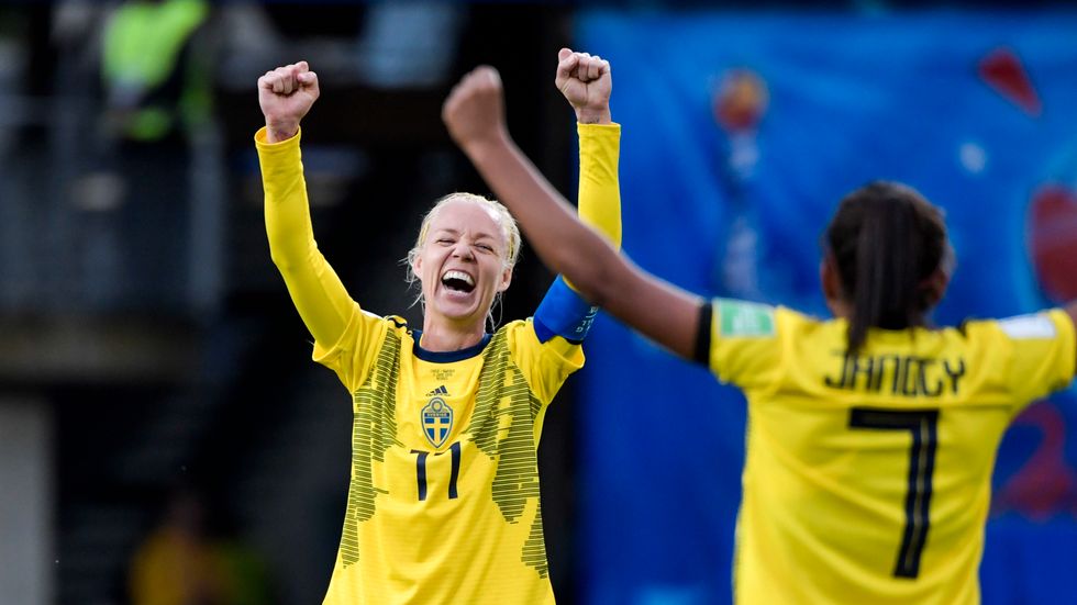 Sveriges resa mot VM-bronset inleddes med 2–0-segern mot Chile. Här ses lagkaptenen Caroline Seger jubla åt Madelen Janogys första landslagsmål i tävlingssammanhang.