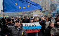 Demonstranter på Självständighetstorget i Kiev på söndagen.
