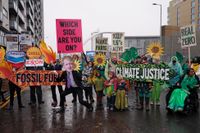 Aktivister demonstrerar utanför klimatmötet i Glasgow – som är tänkt att ta slut under fredagen.