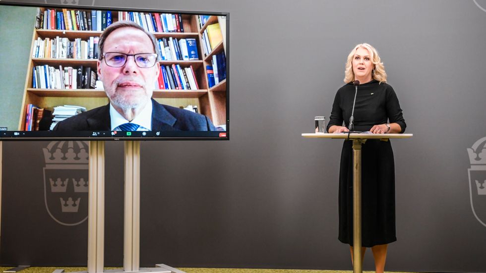 Coronakommissionens ordförande Mats Melin och socialminister Lena Hallengren (S) under en pressträff i december. 