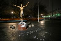 Zlatan-statyn utanför Stadion har vandaliserats och någon har skrivit "Cigani dö" på marken framför.
