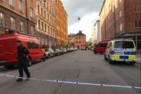 Räddningstjänst och polis på plats på Södermalm med anledning av lägenhetsbranden.