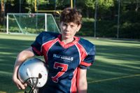 Joel, 13, spelar amerikansk fotboll. Det roligaste är att tacklas och att springa, tycker han.