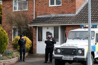 Brittiska poliser utanför den ryske ex-agenten Sergej Skripals hus i Salisbury. Arkivbild