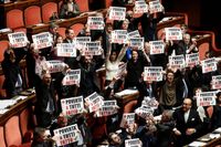Partiet Forza Italias senatsledamöter protesterar mot det reviderade budgetförslaget inför omröstningen i kammaren sent på lördagen.