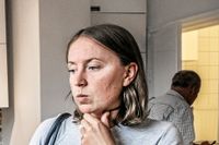Mäklarhusets Mikael Lindström visar en funkisetta för Hanna Åberg, 26, Nacka.
