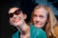 Nina Zanjani och Maja Rung i Kulturhuset Stadsteaterns uppsättning av ”Min fantastiska väninna”, en av många uppsättningar som påverkas när scenkonsten tystnar. 