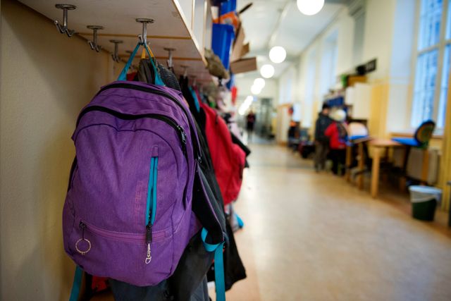 Minst 5 500 barn var borta från skolan mer än halva höstterminen 2017.