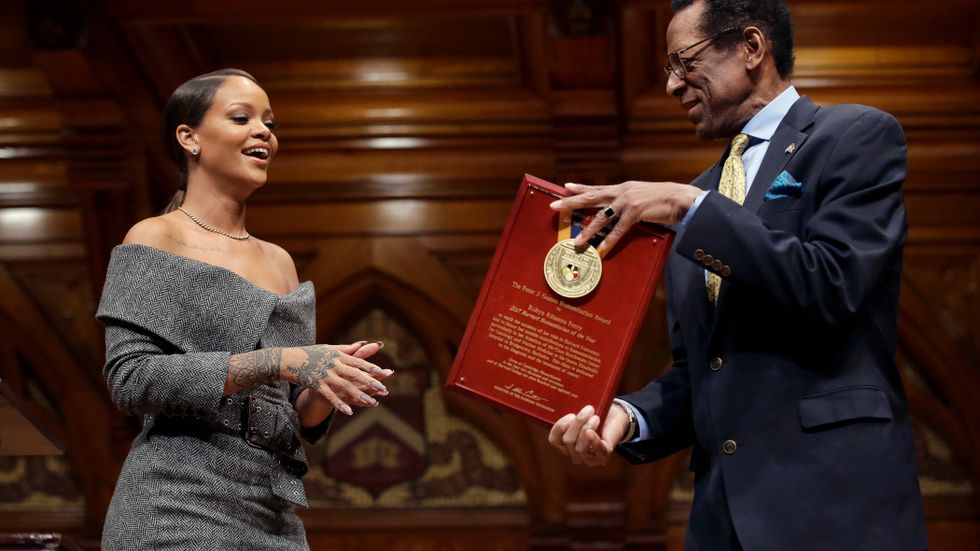 Allen Counter på en bild från februari då han överlämnar utmärkelsen ”Humanitarian of the year” till sångerskan Rihanna.
