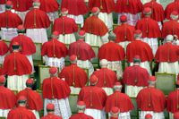 Kardinaler på Petersplatsen i Rom. 