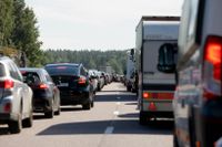 Bilkö på E4 mellan Södertälje och Järna på torsdagseftermiddagen. Under midsommarhelgen är flera svenska vägar tyngre trafikerade än vanligt.