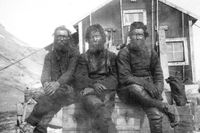 Tre av deltagarna i Nordenskjöldexpeditionen i början av 1900-talet. Från vänster zoolog Karl Andersson, kartograf Samuel Duse och besättningsmannen Toralf Grunden.