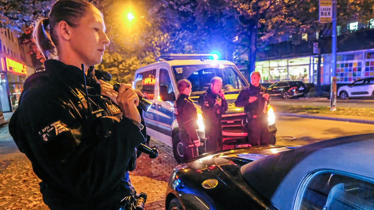 Poliskommissarie Carina Schöttler har ögonen på föraren till en lyxbil värd över en och halv miljon kronor.