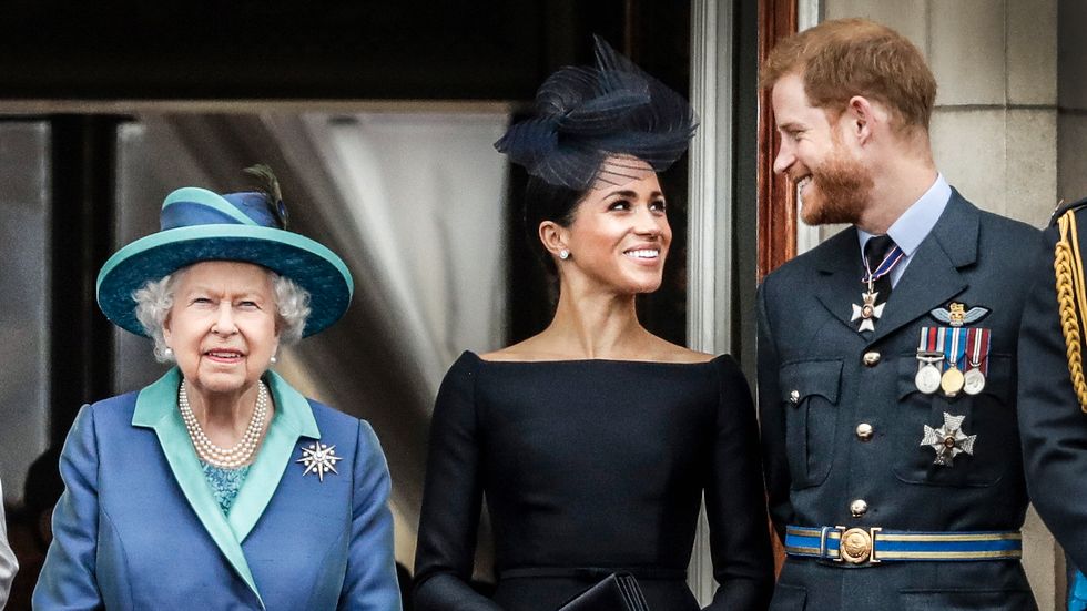 Drottning Elizabeth tillsammans med prins Harry och hans hustru Meghan Markle på balkongen på Buckingham palace.