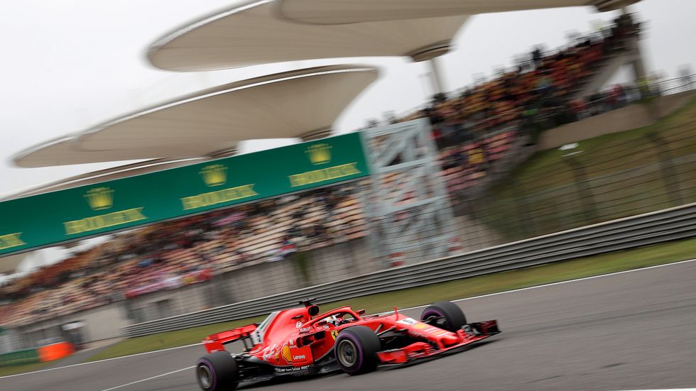Ferrariföraren Sebastian Vettel var snabbast i kvalet och startar i pole i Shanghai på söndagen.