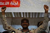 Mohammed Hamdan Dagalo, kallad Hemeti i Sudan, håller ett tal till sina anhängare i Khartum den 18 juni.