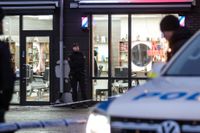 Området kring en frisörsalong på Hisingen i Göteborg spärrades av efter att en skottskadad person har hittats.