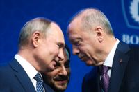 Rysslands president Vladimir Putin, till höger, skakar hand med Turkiets president Recep Tayyip Erdoğan.