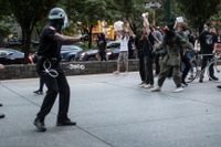 Polis och demonstranter i New York.