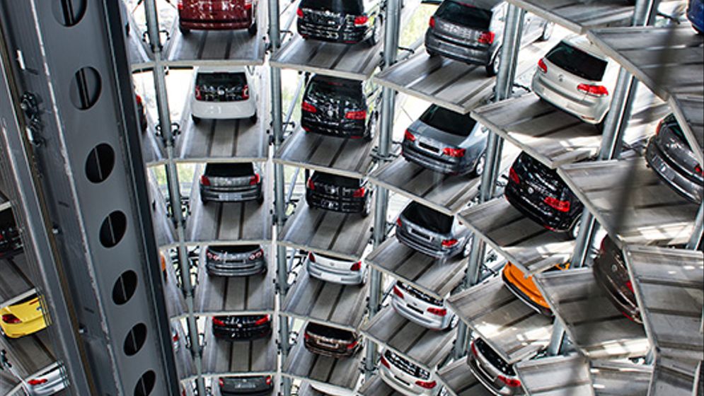 Dieselbilar på roterande band – Volkswagens biltorn i tyska Wolfsburg.