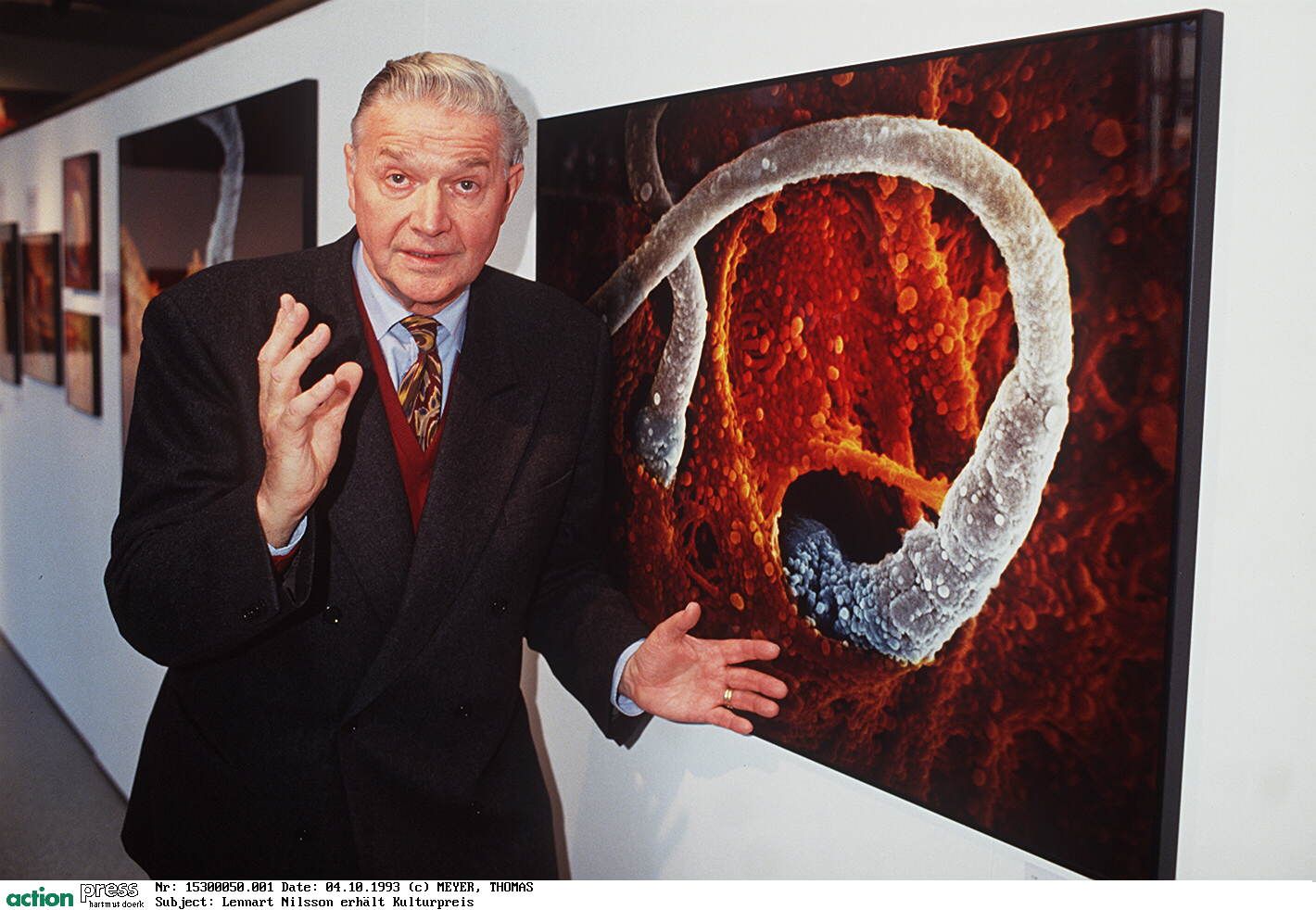 Lennart Nilsson framför ett av sina fotografier, 1993.