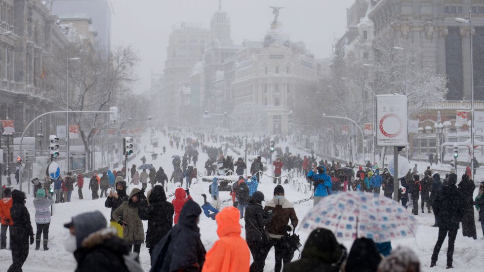 Boende i centrala Madrid förundras över snömassorna.
