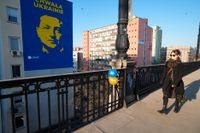 Ukrainakriget syns i den polska gatubilden. Här ett plakat med den ukrainske presidenten Volodymyr Zelenskyj på Poniatowski-bron i Warszawa.
