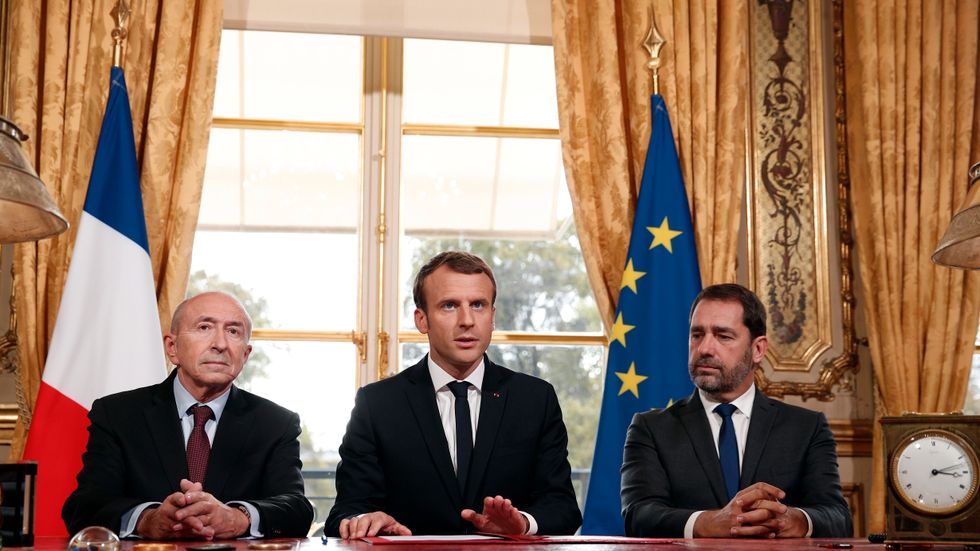 Frankrikes inrikesminister Gerard Collomb, president Emmanuel Macron och regeringens chefstalesman Christophe Castaner (till höger), som i helgen väntas bli vald till ny partiledare för presidentens stödparti LREM. Arkivfoto.