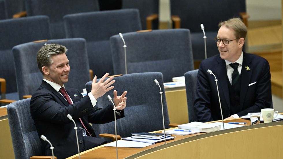 Försvarsminister Pål Jonsson (M) och utrikesminister Tobias Billström (M) på plats i riksdagen inför debatten och beslutet om Sveriges Natomedlemskap.