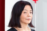 Yoko Tawada föddes i Tokyo 1960. ”Sändebudet” har bland annat belönats med National Book Awads pris för 2019 års bästa översatta roman.