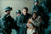 Familj på flykt i ”Children of men” (Alfonso Cuaron, 2006).