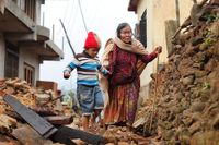 Regn och flygköer försvårar räddningarbetet i Nepal efter jordbävningen där 10 000 människor tros ha omkommit.