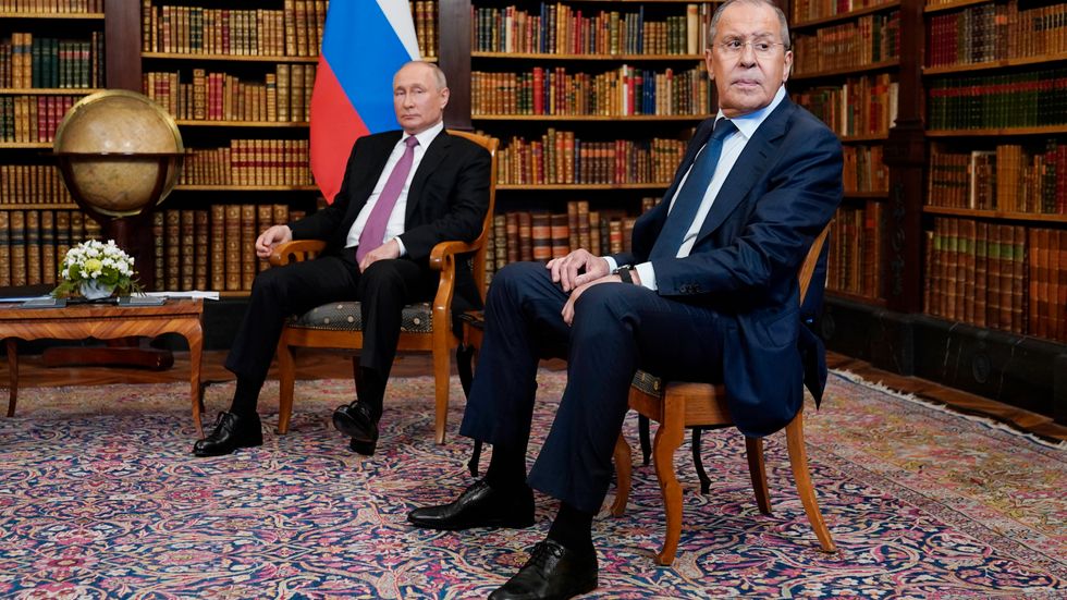 Ryska presidenten Vladimir Putin and utrikesminister Sergej Lavrov på en bild från 16 juni 2021, i Genève. 