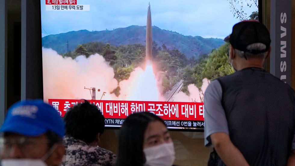 Sydkoreaner ser på tv-bilder av Nordkoreas senaste robottest.