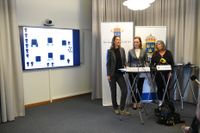 Åklagarna Emelie Källfelt, Annika Wennerström och kriminalinspektör Liz Berglund vid en pressträff om åtalet. På bildskärmen syns en grafik över de misstänktas kontakter med varandra.