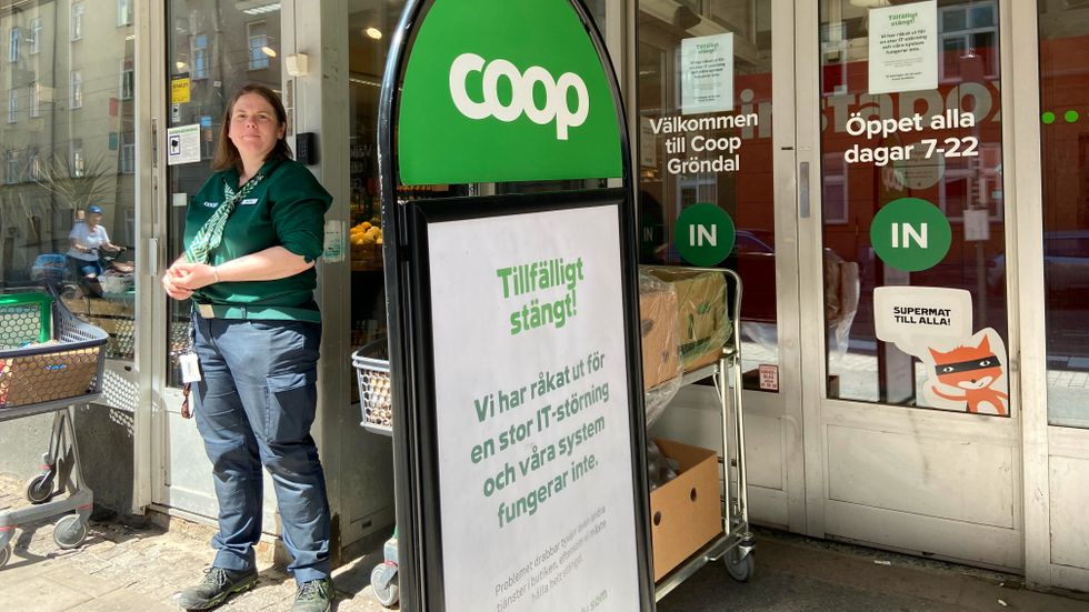 En stängd Coop-butik i Stockholm på lördagen. Coop har stängt nästan landets alla 800 butiker efter en it-attack. Sofie Nordgren, säljchef Coop Gröndal, håller stängt och delar ut frukt, bullar och dryck.