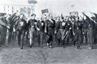 Benito Mussolini med sina anhängare under ett möte i Neapel inför marschen mot Rom i oktober 1922.