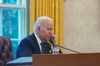 USA:s president Joe Biden har återigen pratat med Ukrainas president Volodymyr Zelenskyj. Bilden togs när de två pratades vid den 9 december 2021.