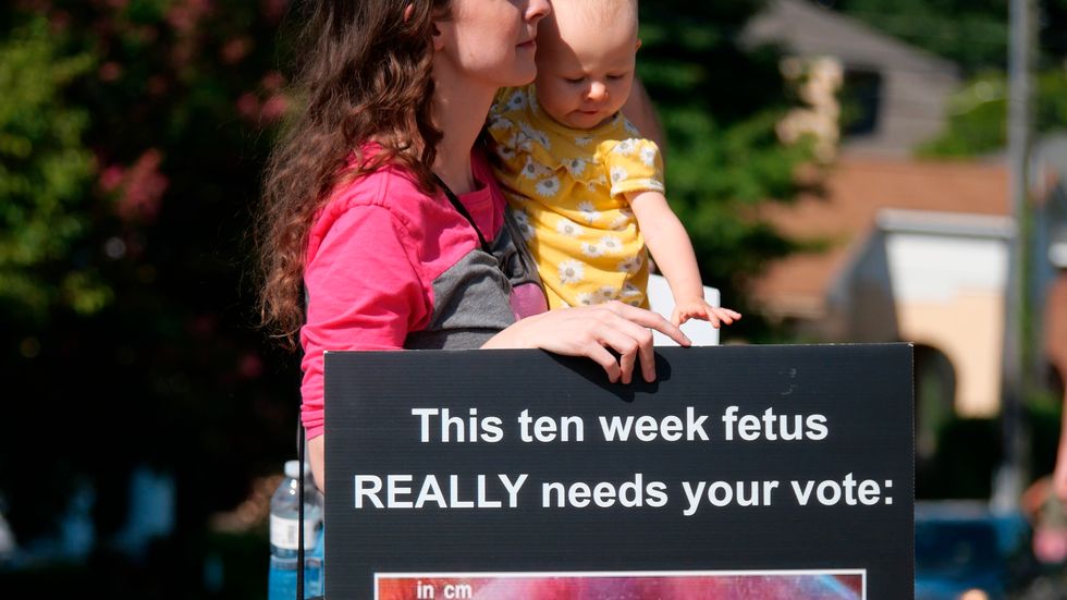 En kvinna demonstrerar i Cartersville, Georgia, för att förbjuda samtliga aborter. Bilden togs i juli.