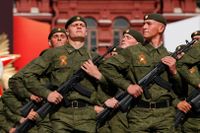 Ryska soldater paraderar i Moskva.