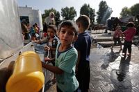 Palestinska barn hämtar vatten i flyktinglägret Jabaliya, i norra Gaza. Frågan om antalet flyktingar och rätten till återvändande är en av de svåraste i den israelisk-palestinska konflikten, skriver artikelförfattarna.